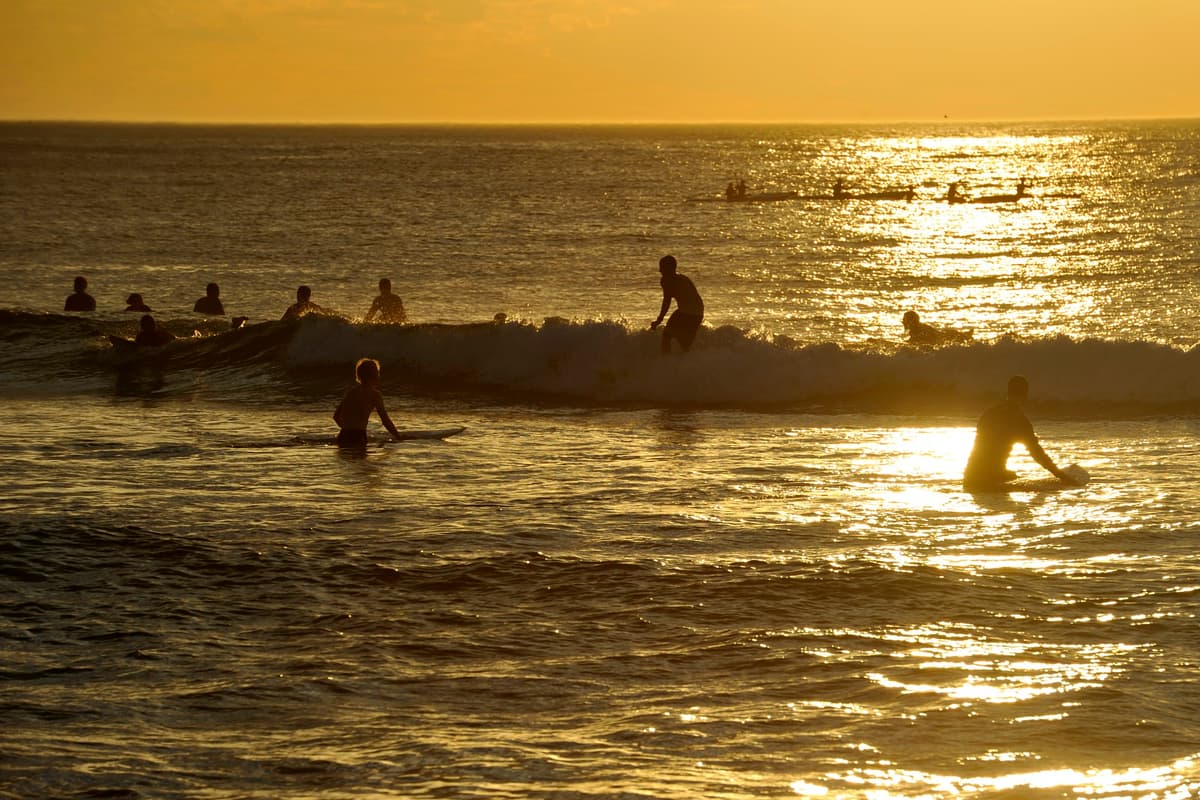 "Like walking into an oven". Australians warned to brace for more extreme weather