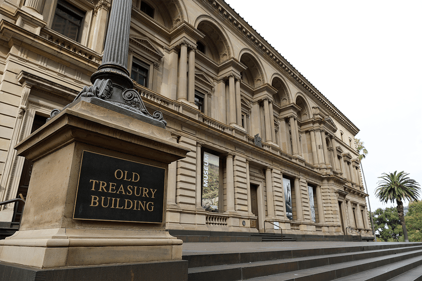 Who is setting Victoria's gun policies?